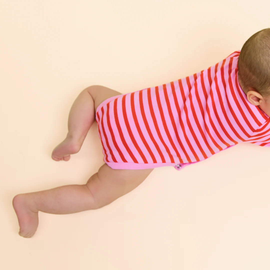 Baby Body Gestreift aus Bio-Baumwolle in Pink/Rot - Image 3