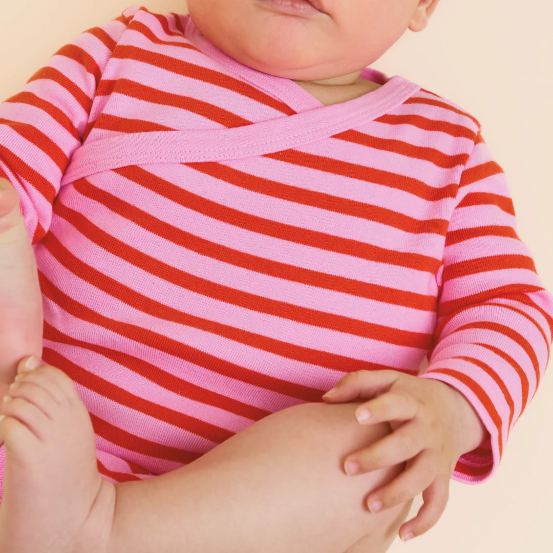 Baby Body Gestreift aus Bio-Baumwolle in Pink/Rot - Image 7
