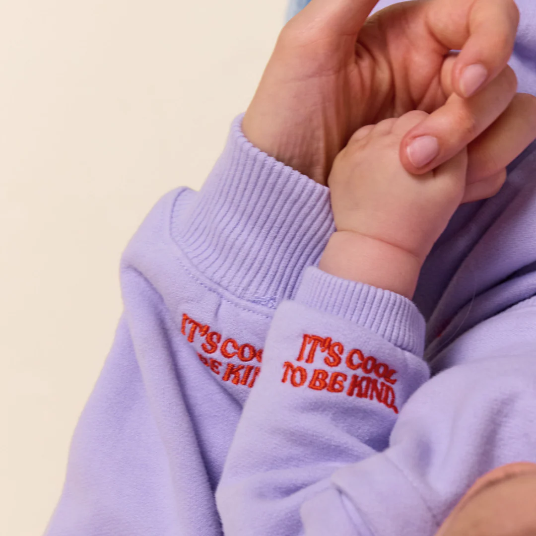 Baby Kindness Sweater aus Bio-Baumwolle in Lila - Image 5