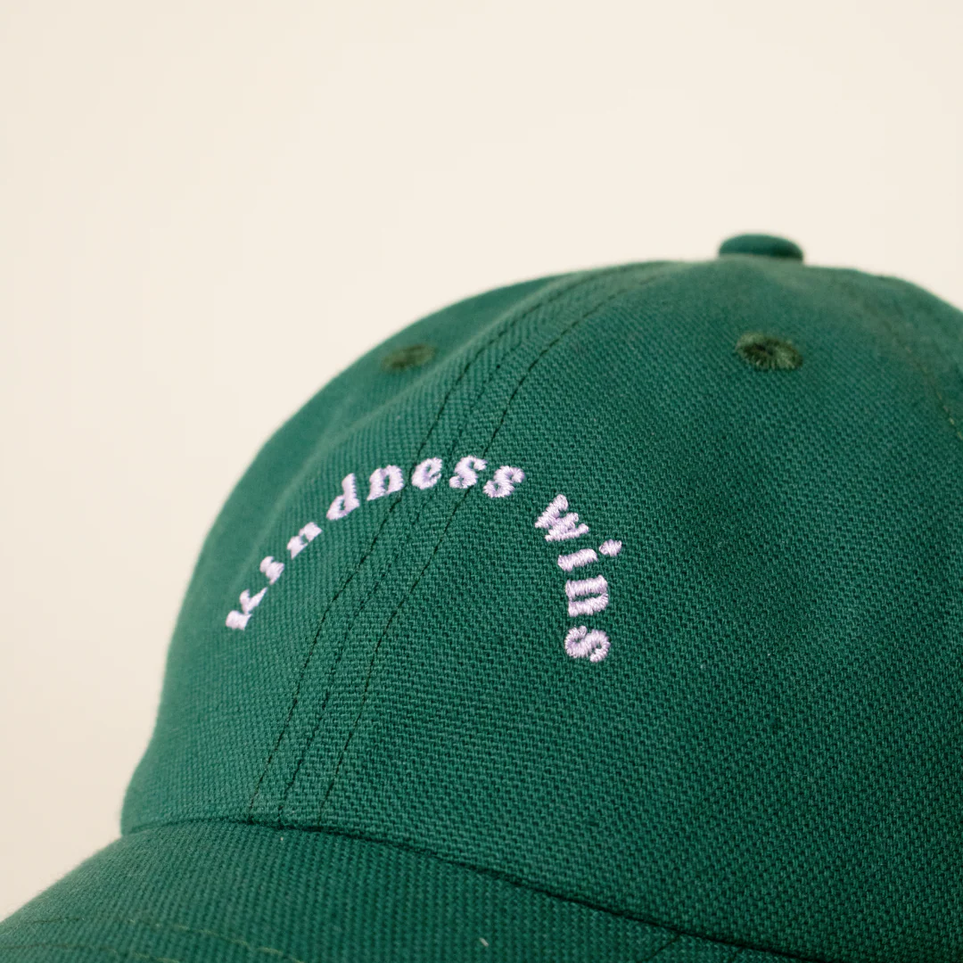 Kindness Cap in Dunkelgrün - Image 5