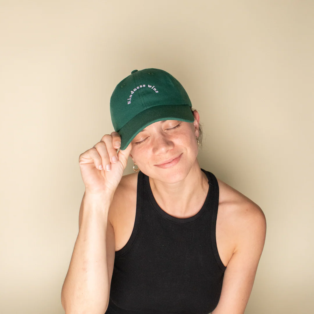 Kindness Cap in Dunkelgrün - Image 7