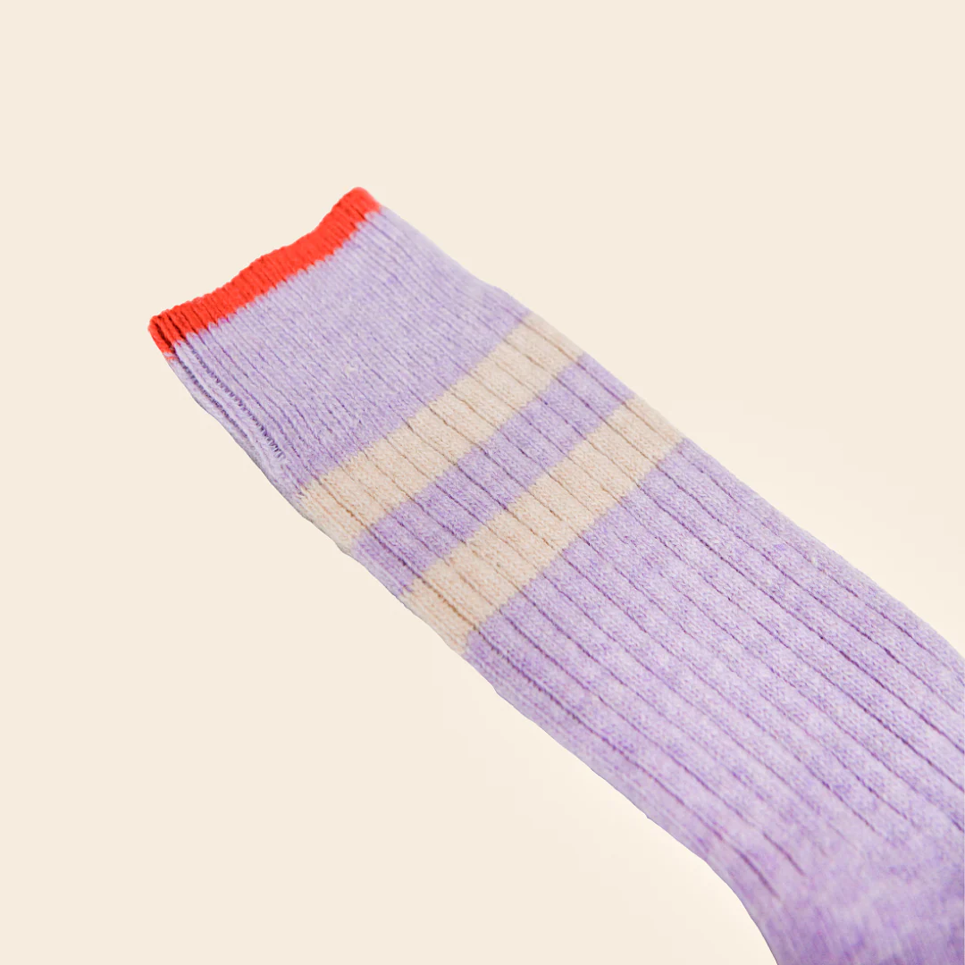 Dünne Stricksocken aus Wolle in Lila - Image 6