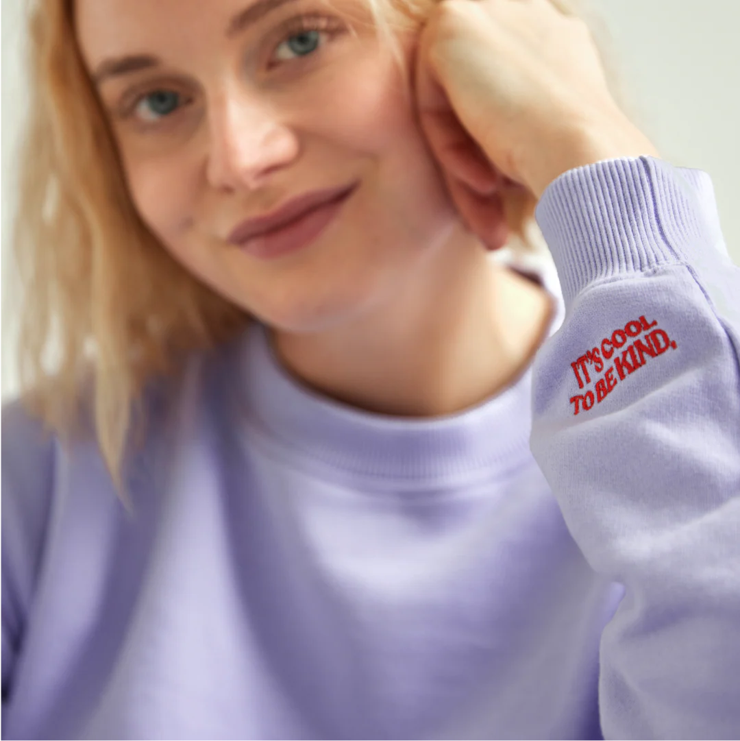 Kindness Sweater aus Bio-Baumwolle in Lila - Image 7