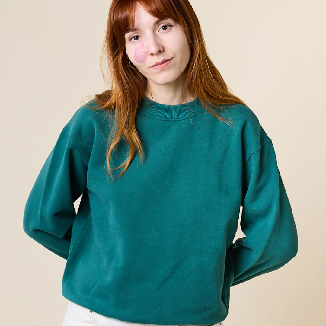 Kindness Sweater Set in College Grün - Image 7