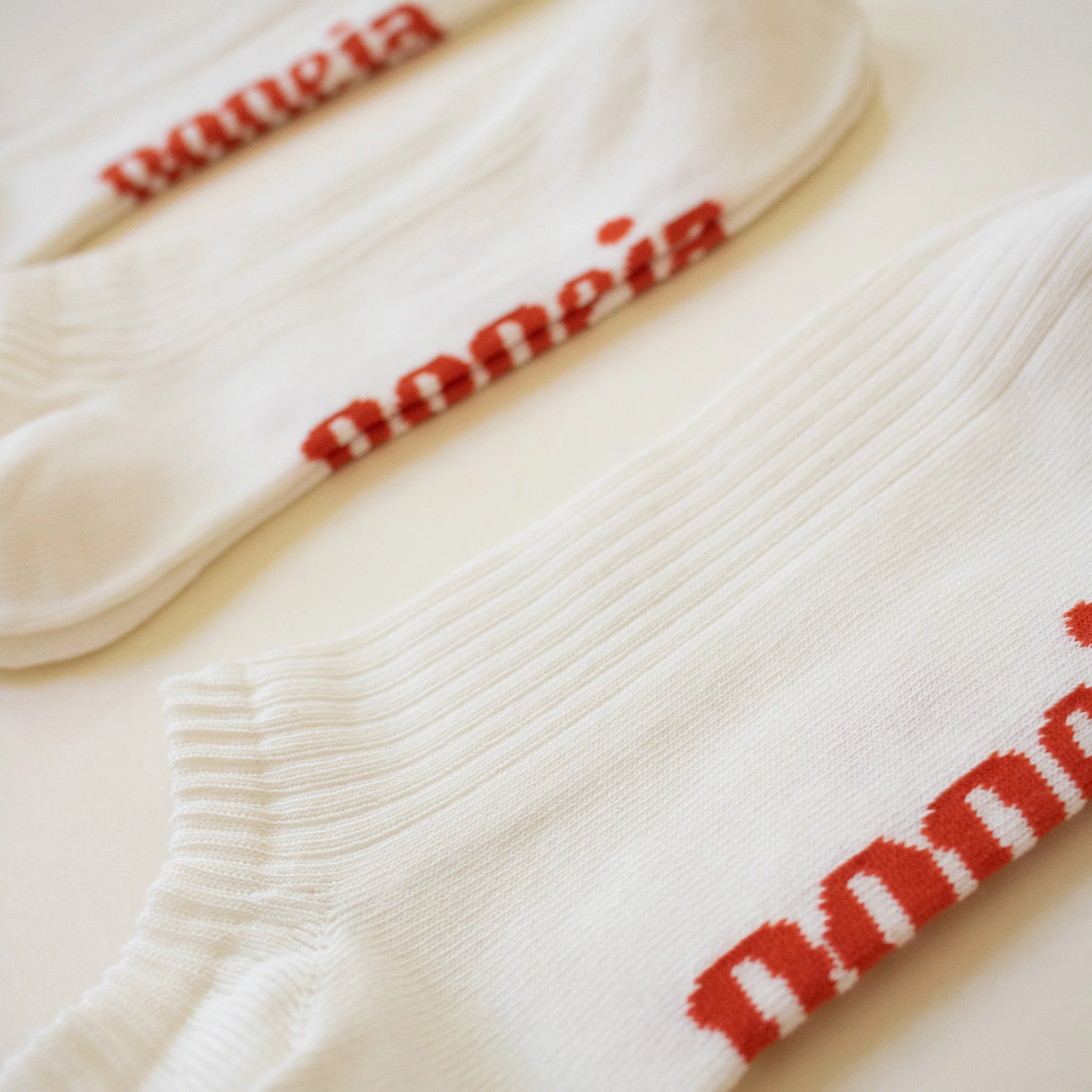 Sneakersocken aus Bio-Baumwolle in Off-White - Image 6