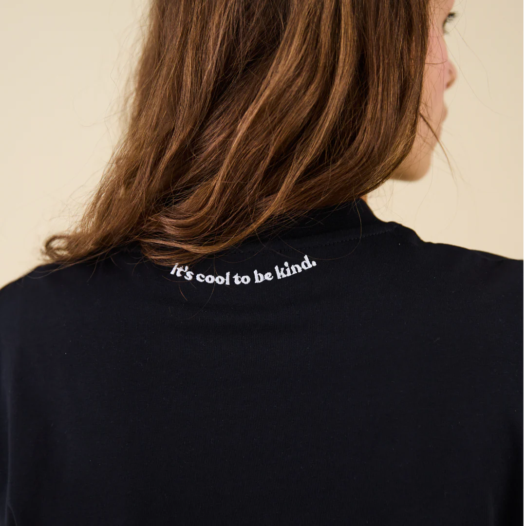 T-Shirt aus Bio-Baumwolle in Schwarz - Image 4