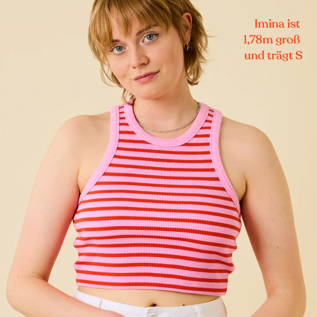 The 24/7 Crop Top aus Bio-Baumwolle Gestreift in Pink/Rot - Image 3