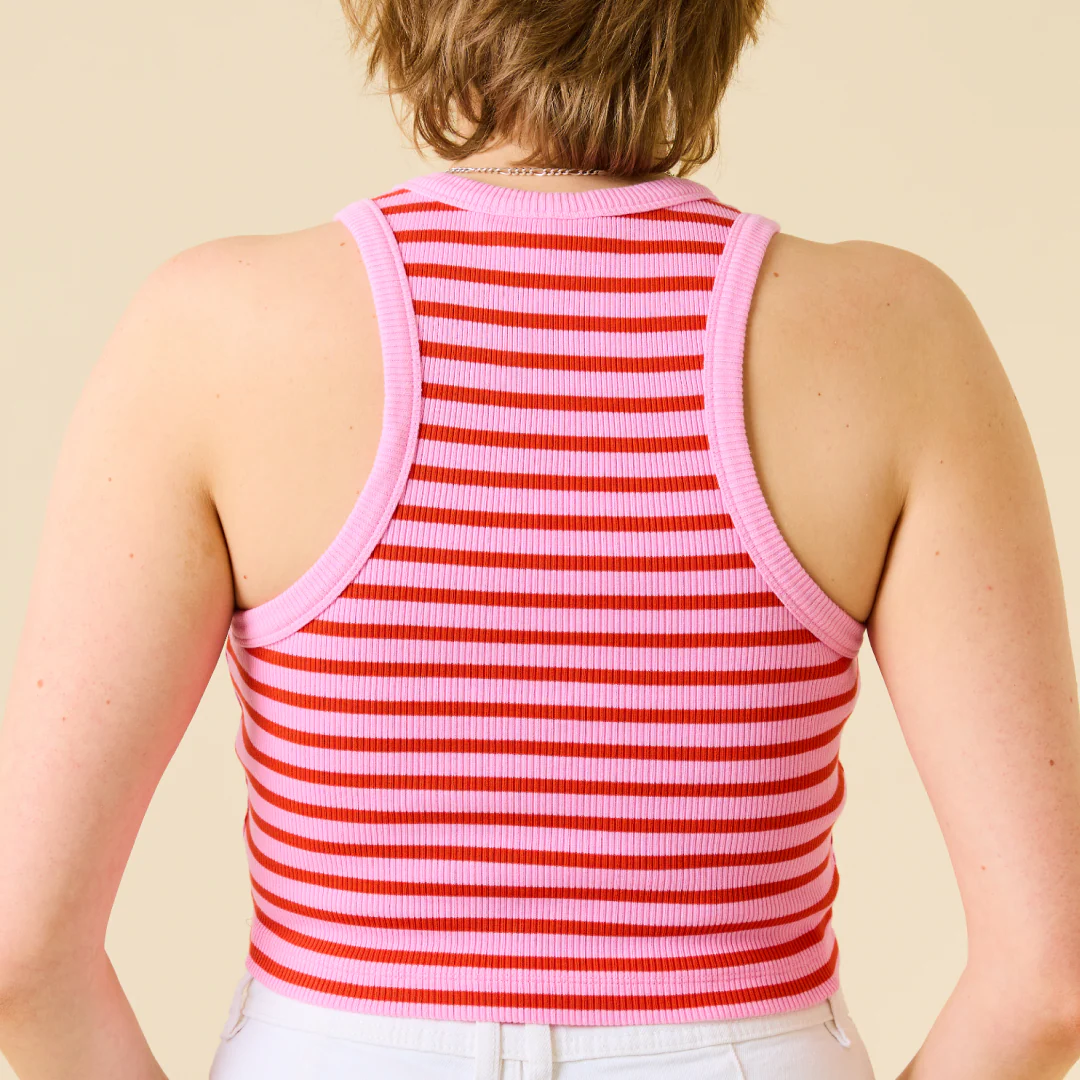 The 24/7 Crop Top aus Bio-Baumwolle Gestreift in Pink/Rot - Image 4