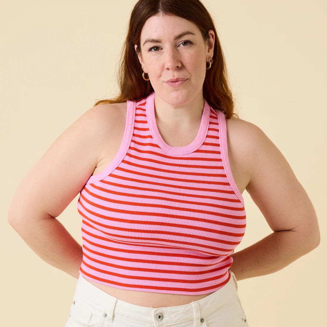 The 24/7 Crop Top aus Bio-Baumwolle Gestreift in Pink/Rot - Image 5