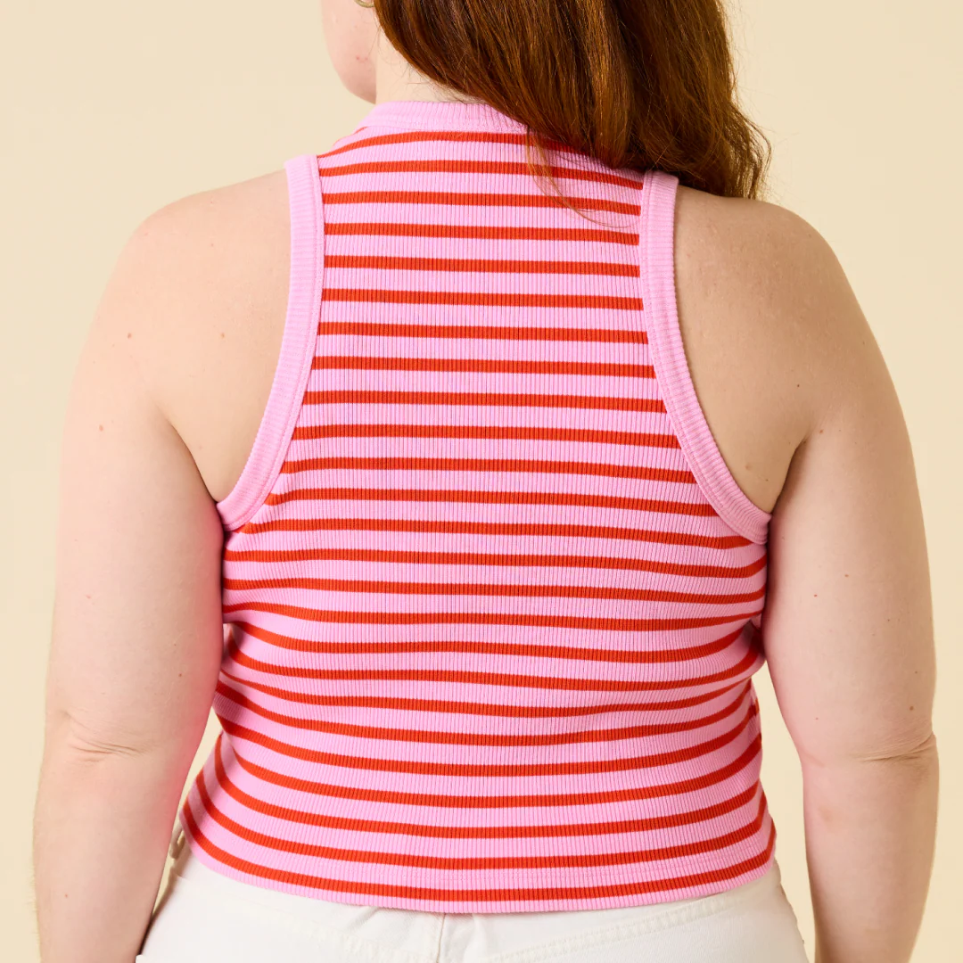 The 24/7 Crop Top aus Bio-Baumwolle Gestreift in Pink/Rot - Image 6