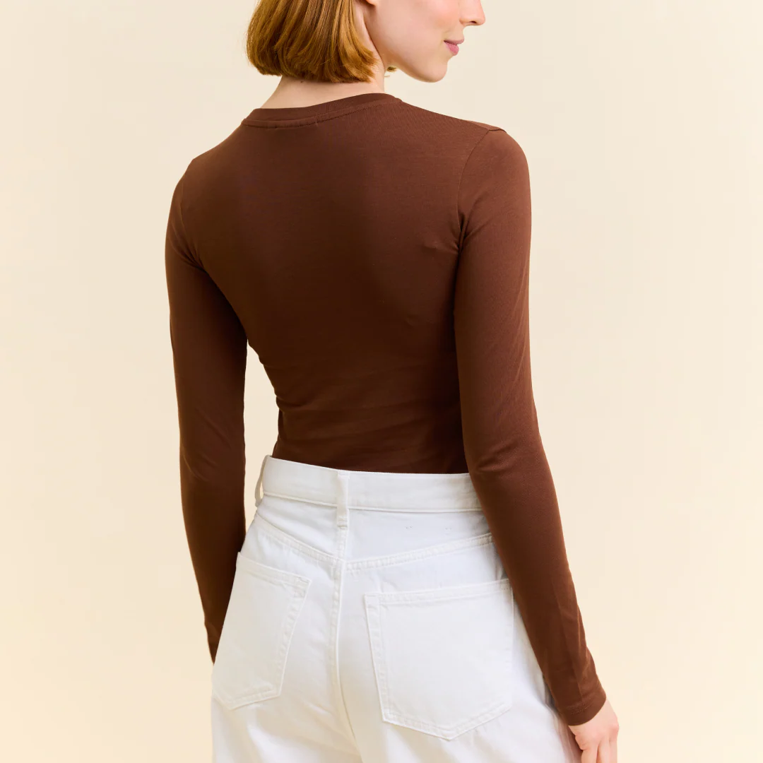 Tight Langarmshirt aus Bio-Baumwolle in Dunkelbraun - Image 3