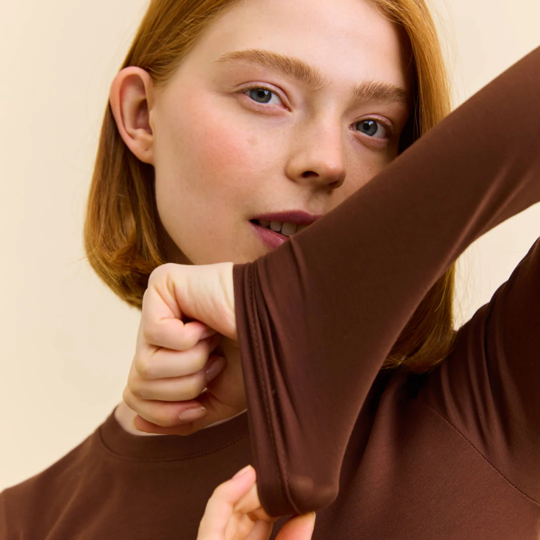 Tight Langarmshirt aus Bio-Baumwolle in Dunkelbraun - Image 4