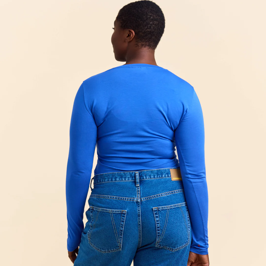 Tight Langarmshirt aus Bio-Baumwolle in Königsblau - Image 5