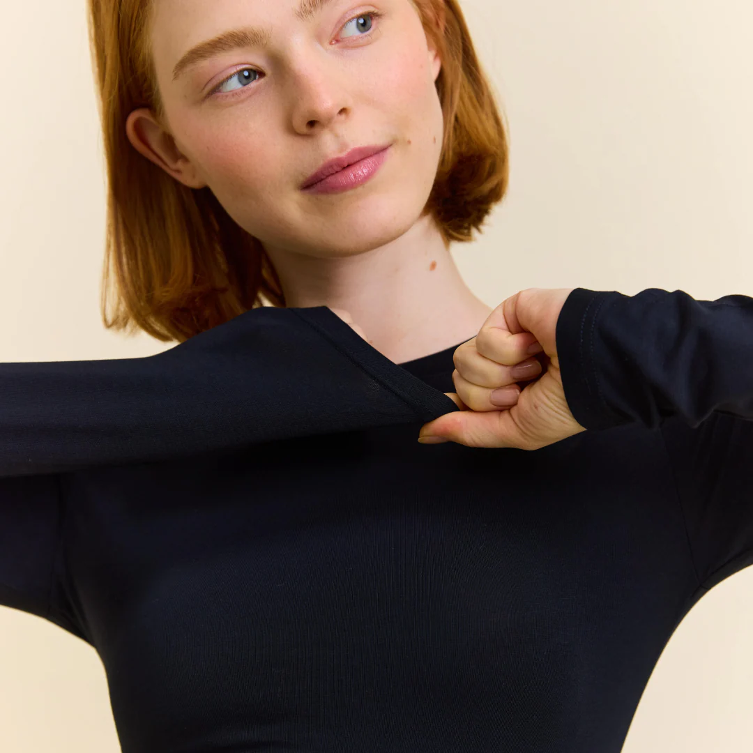 Tight Langarmshirt aus Bio-Baumwolle in Schwarz - Image 3