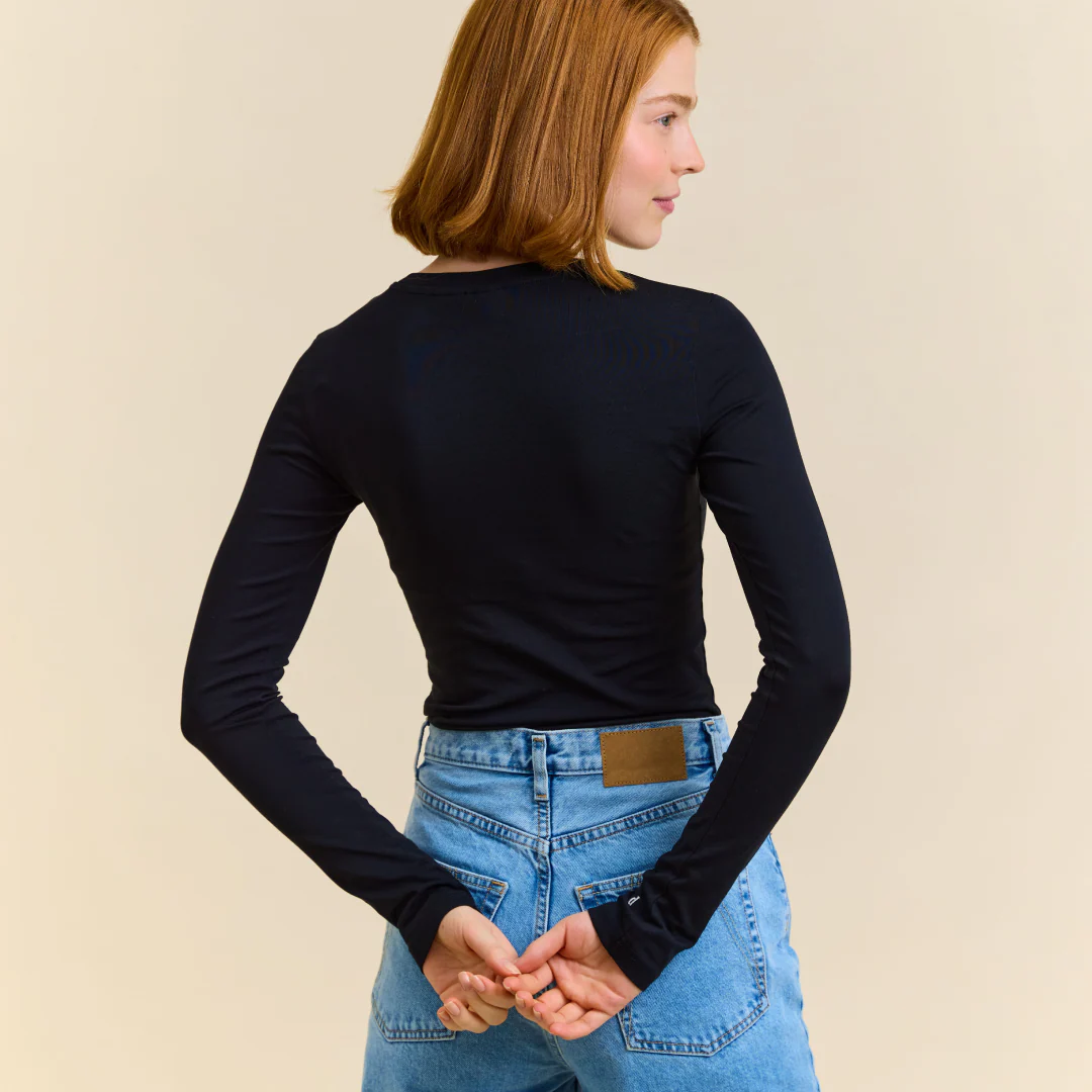 Tight Langarmshirt aus Bio-Baumwolle in Schwarz - Image 4