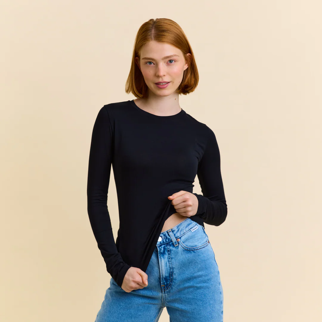 Tight Langarmshirt aus Bio-Baumwolle in Schwarz - Image 5