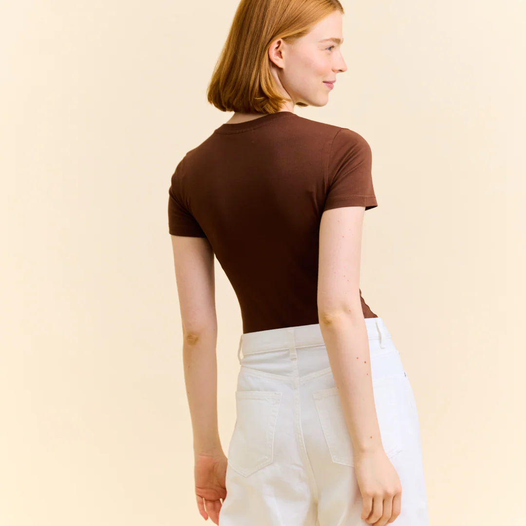 Tight T-Shirt aus Bio-Baumwolle in Dunkelbraun - Image 3