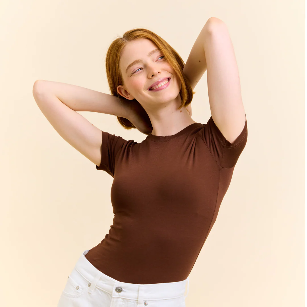 Tight T-Shirt aus Bio-Baumwolle in Dunkelbraun - Image 4
