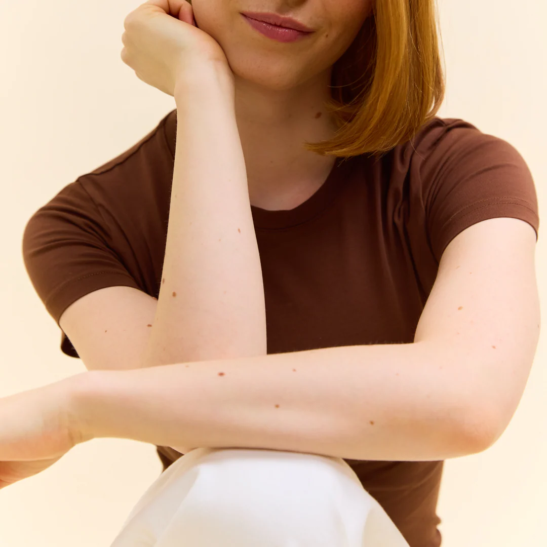 Tight T-Shirt aus Bio-Baumwolle in Dunkelbraun - Image 5