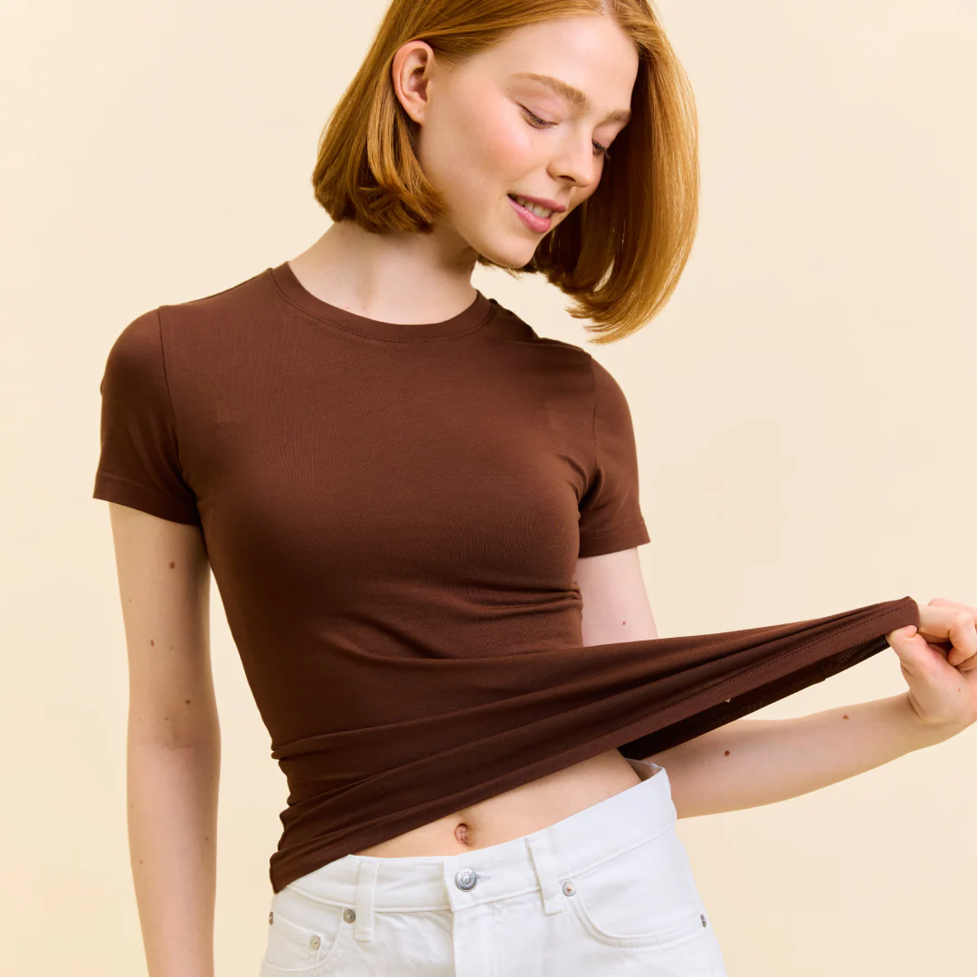Tight T-Shirt aus Bio-Baumwolle in Dunkelbraun - Image 6