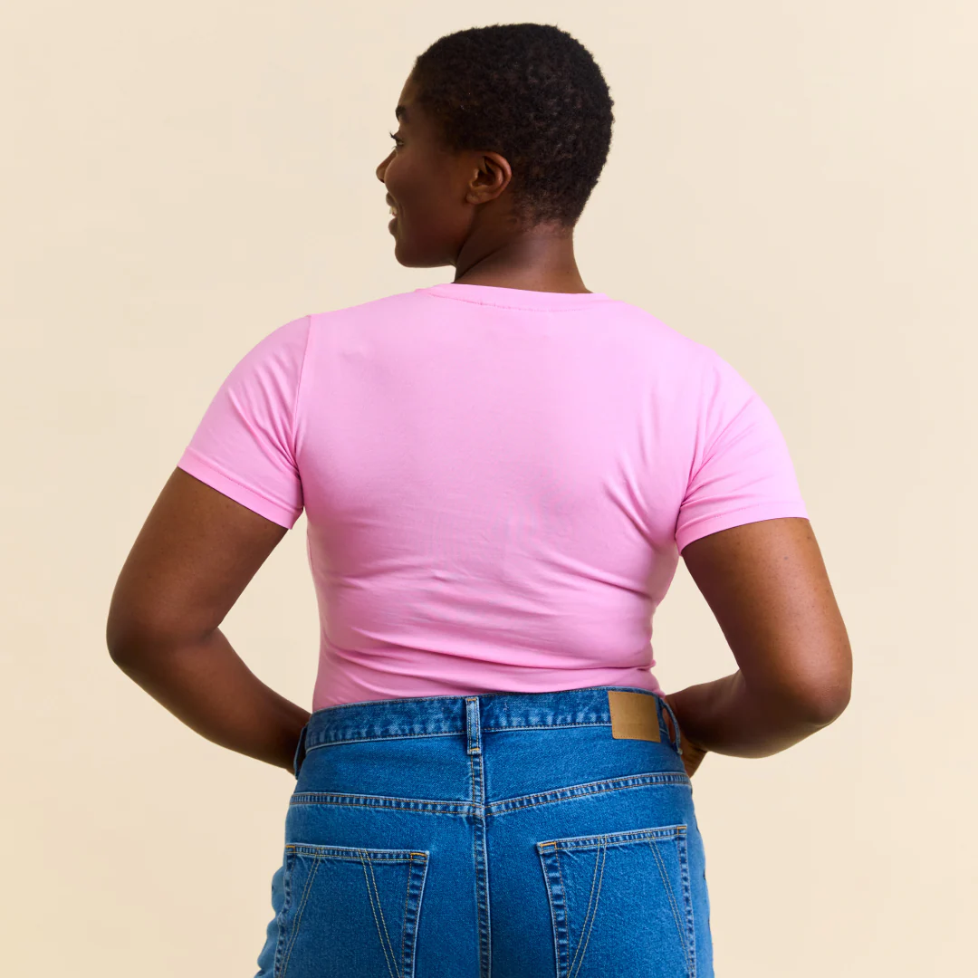 Tight T-Shirt aus Bio-Baumwolle in Pink - Image 7