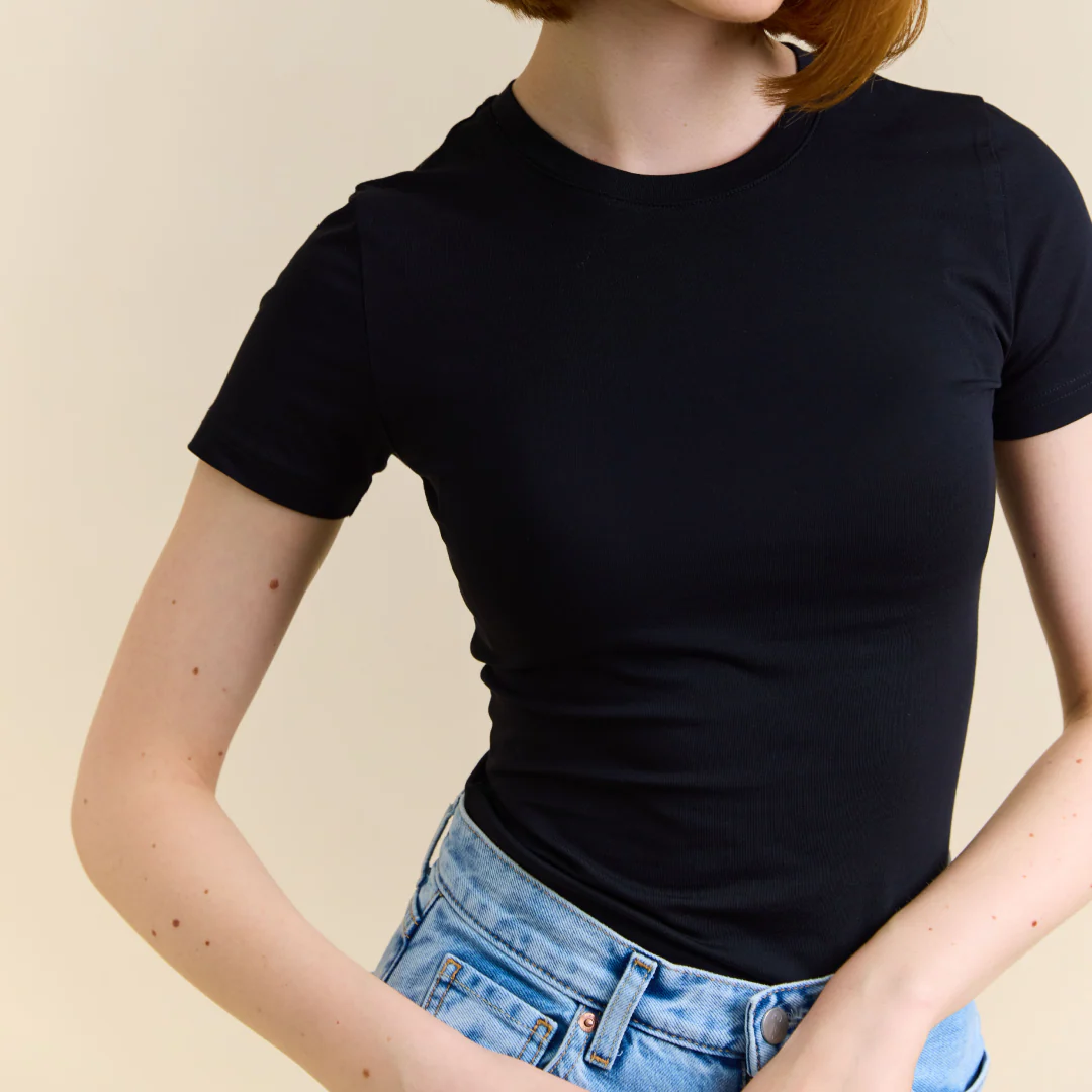 Tight T-Shirt aus Bio-Baumwolle in Schwarz - Image 3