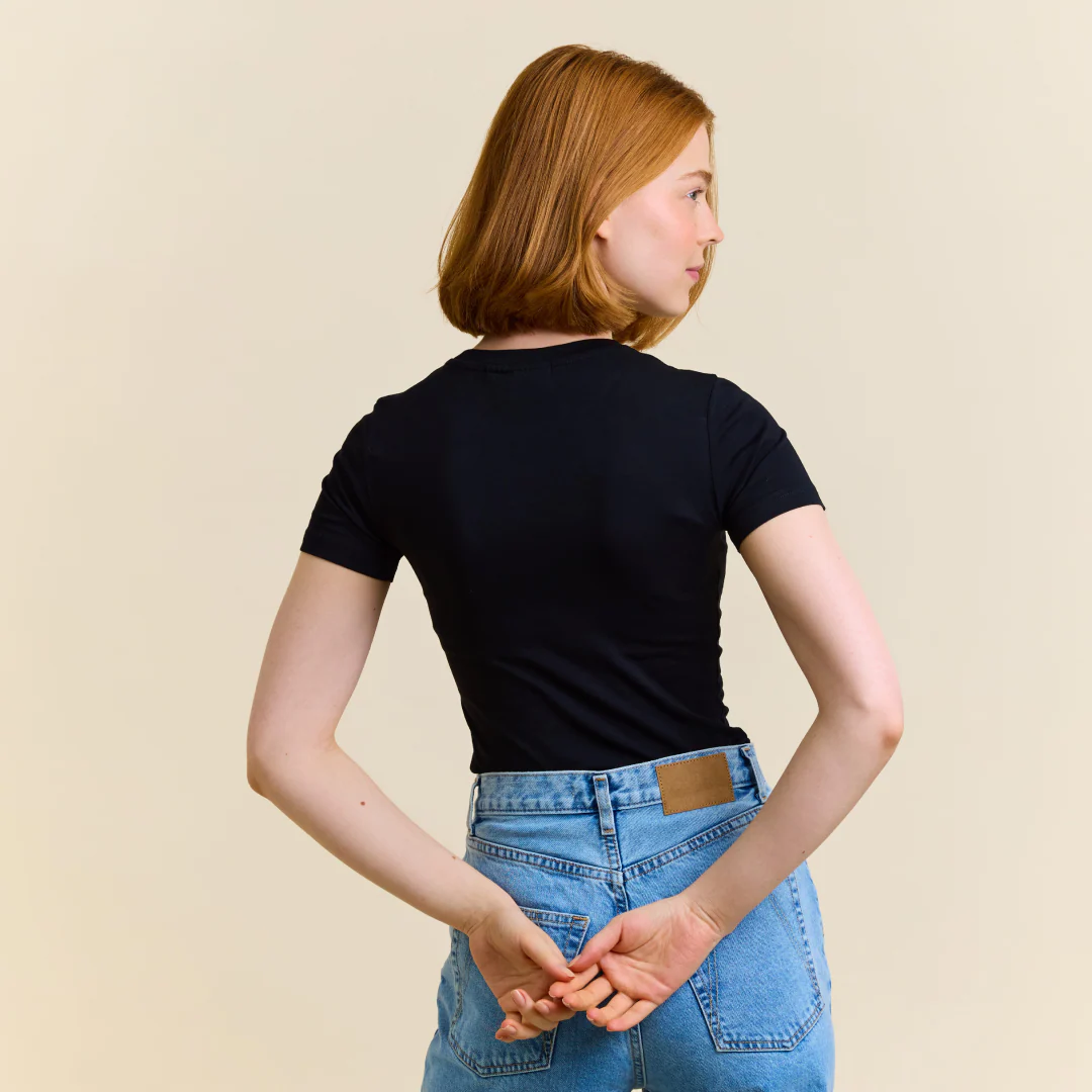Tight T-Shirt aus Bio-Baumwolle in Schwarz - Image 4