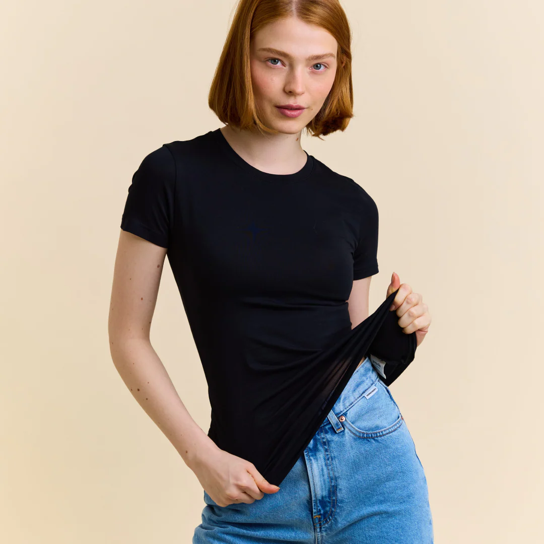 Tight T-Shirt aus Bio-Baumwolle in Schwarz - Image 5